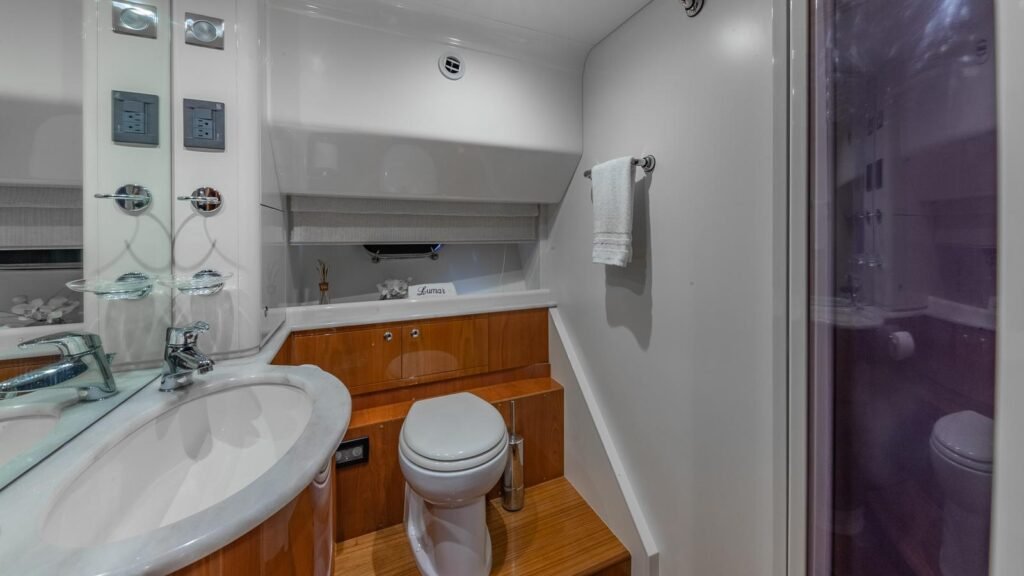 FERRETTI FLYBRIDGE Yacht