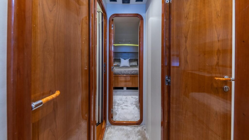 FERRETTI FLYBRIDGE Yacht