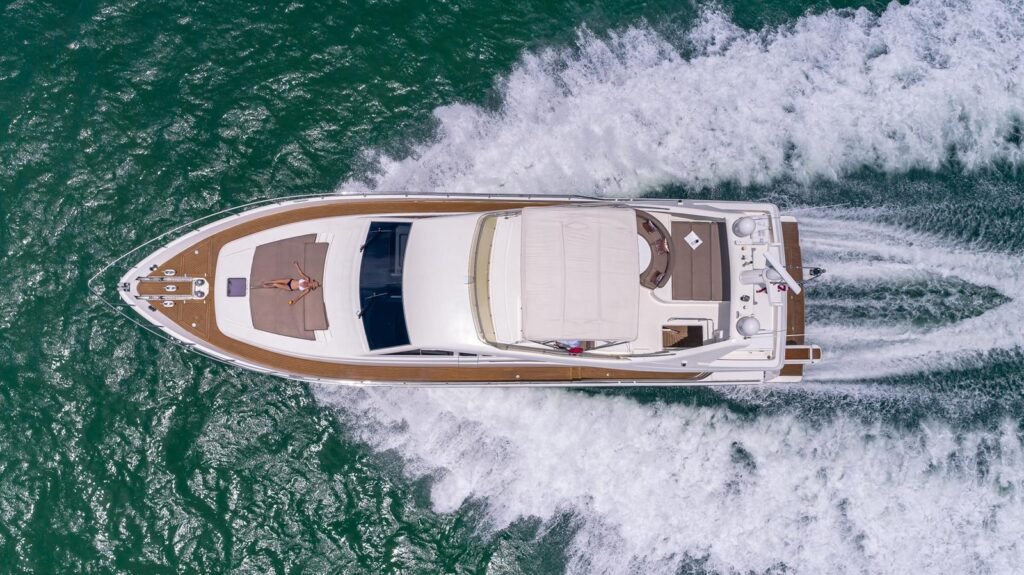 FERRETTI FLYBRIDGE Yacht