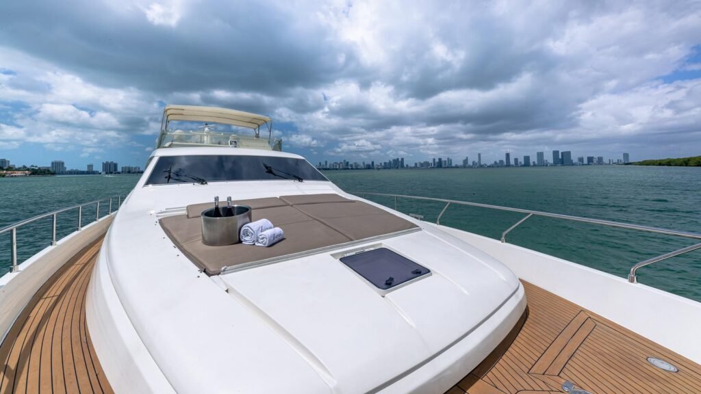 FERRETTI FLYBRIDGE Yacht