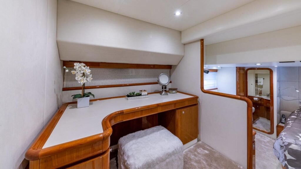 FERRETTI FLYBRIDGE Yacht