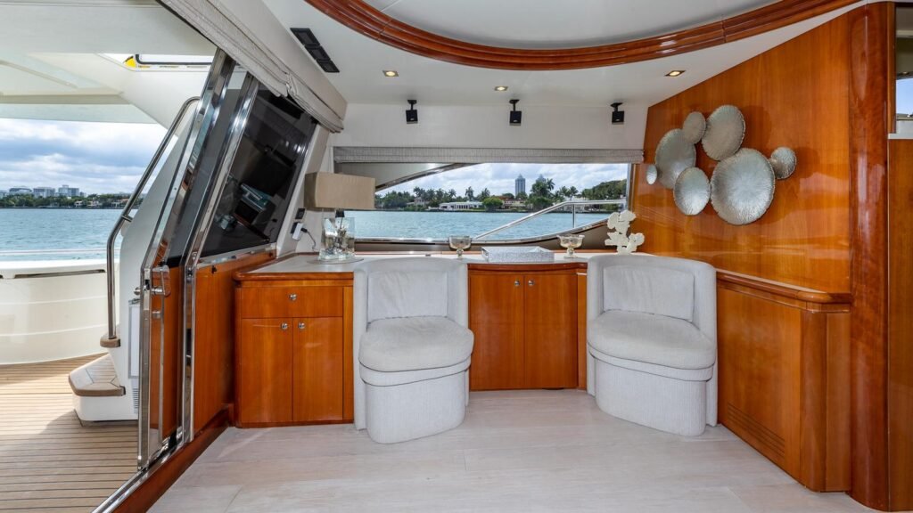 FERRETTI FLYBRIDGE Yacht