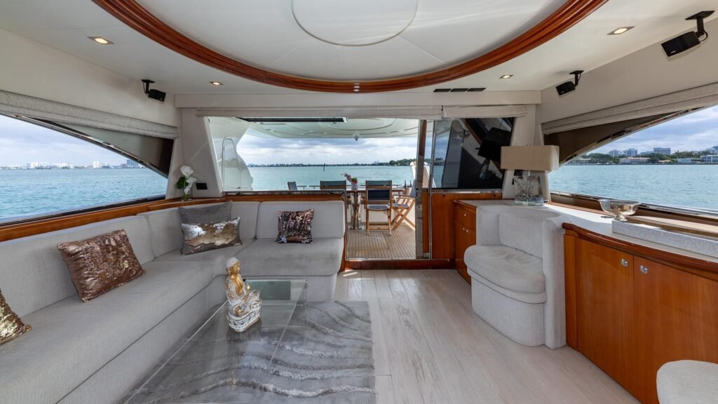 FERRETTI FLYBRIDGE Yacht