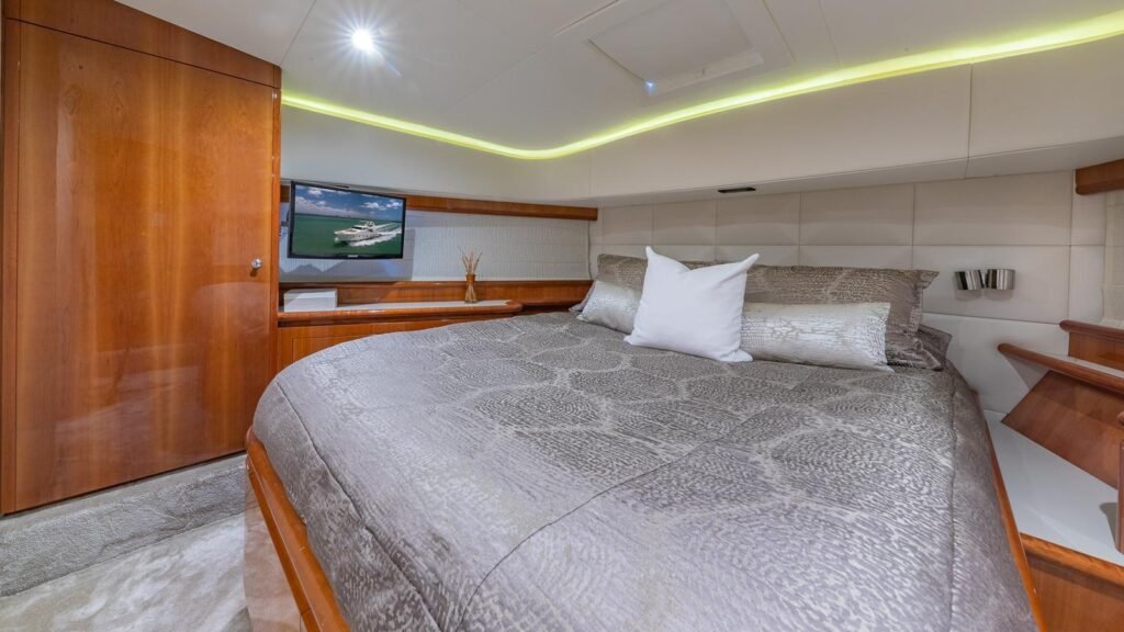 FERRETTI FLYBRIDGE Yacht